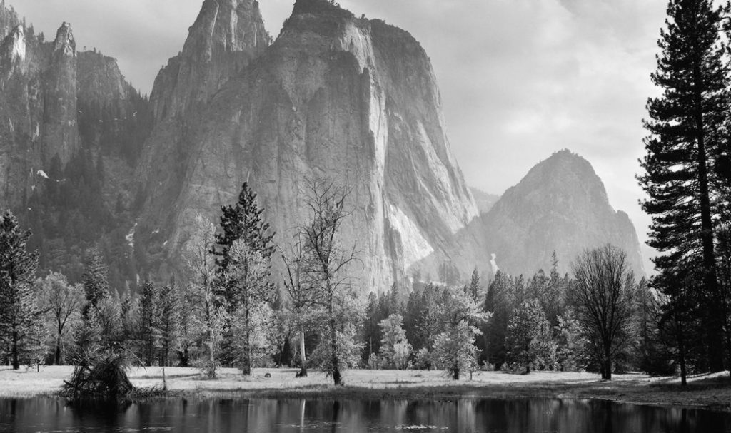 Photo en Noir & Blanc d'Ansel Adams représentant un paysage naturel, Cathedral Rocks (initiationphoto.com)