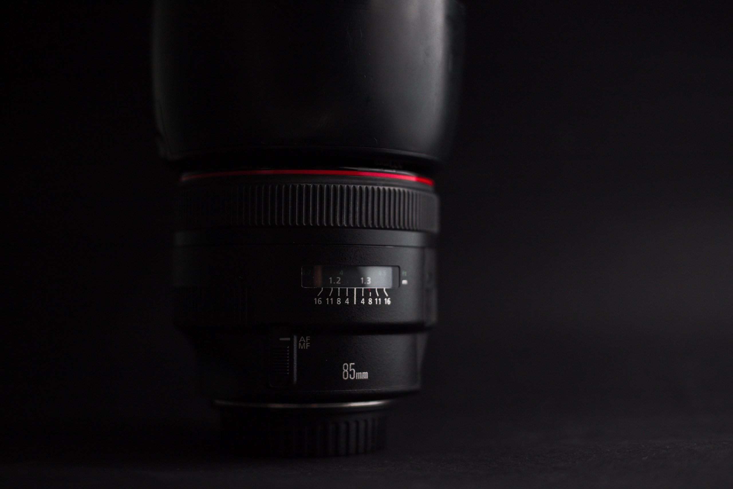 Photo d'un objectif Canon de 85mm en low key