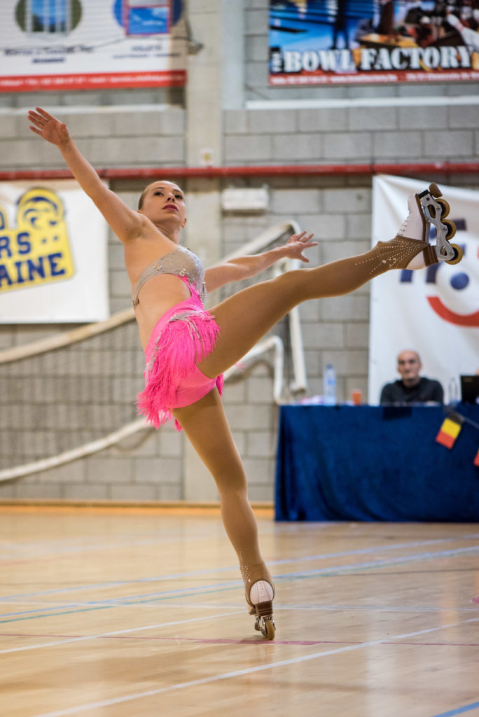 Photo couleur d'une autre patineuse en figure arrière sur une jambe