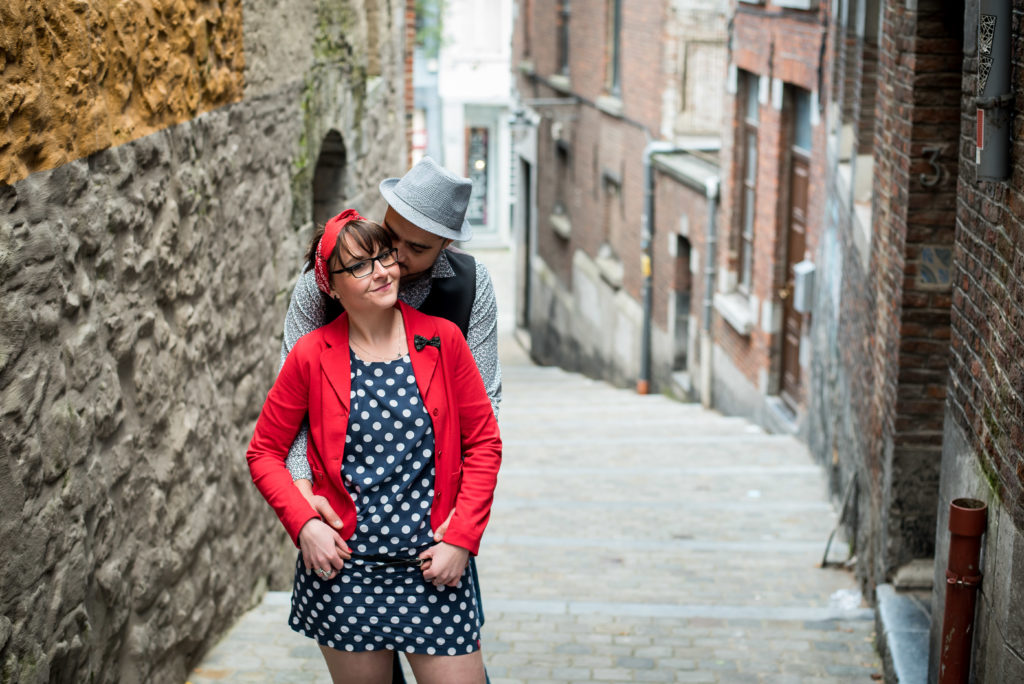 Photo en couleur d'un couple dans une ruelle