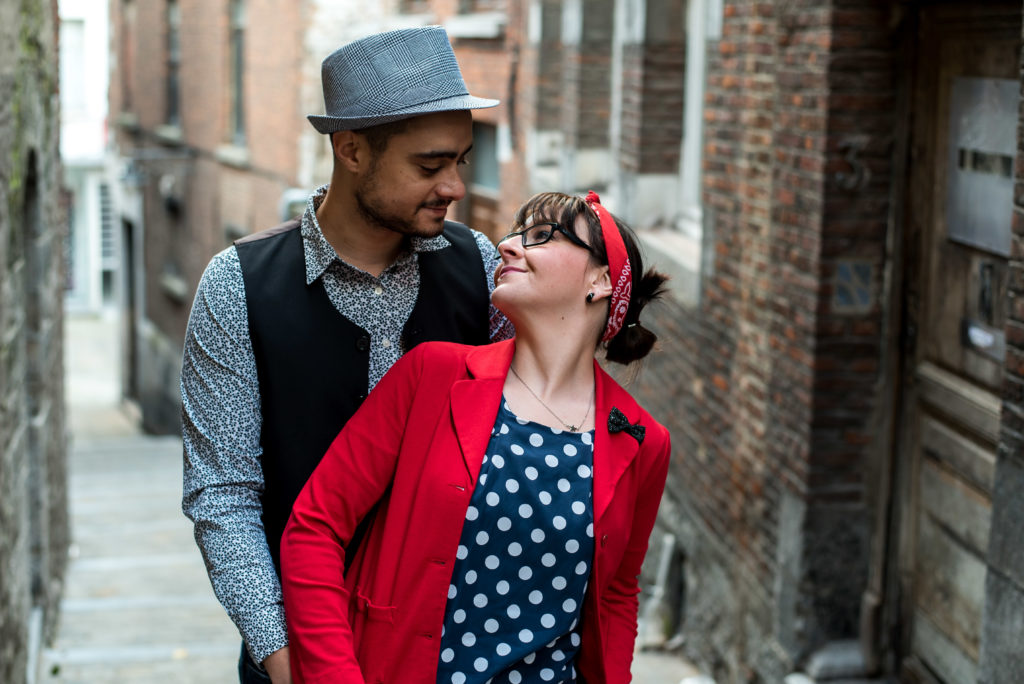 Une autre photo en couleur du couple dans la ruelle, d'un peu plus près, ils se regardent