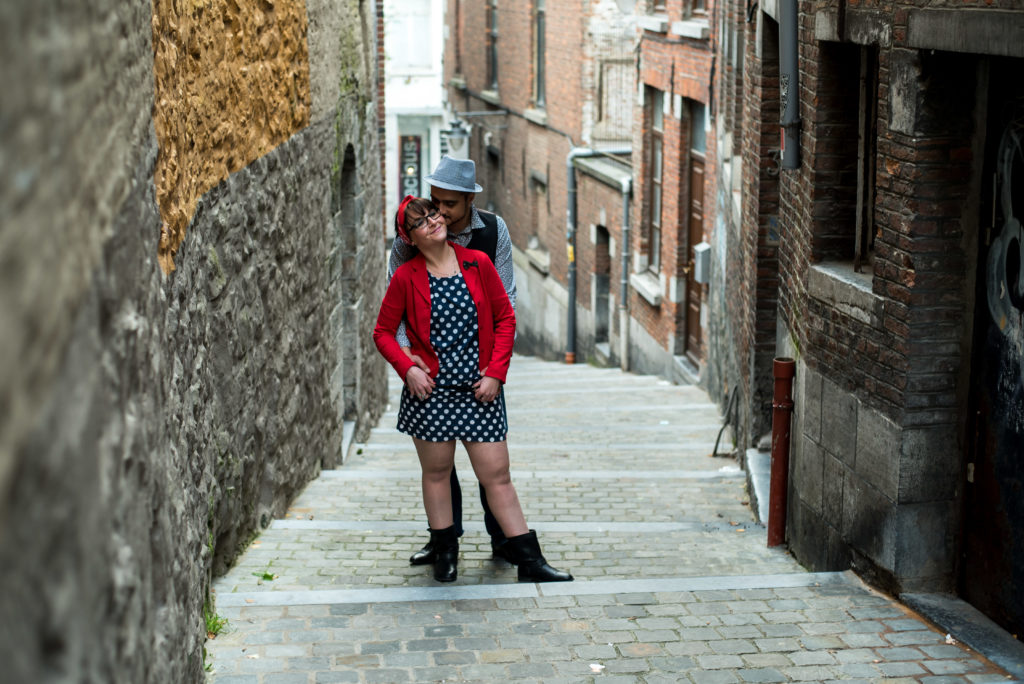 Une troisièle photo en couleur du même couple dans cette ruelle mais pris d'un peu plus loin