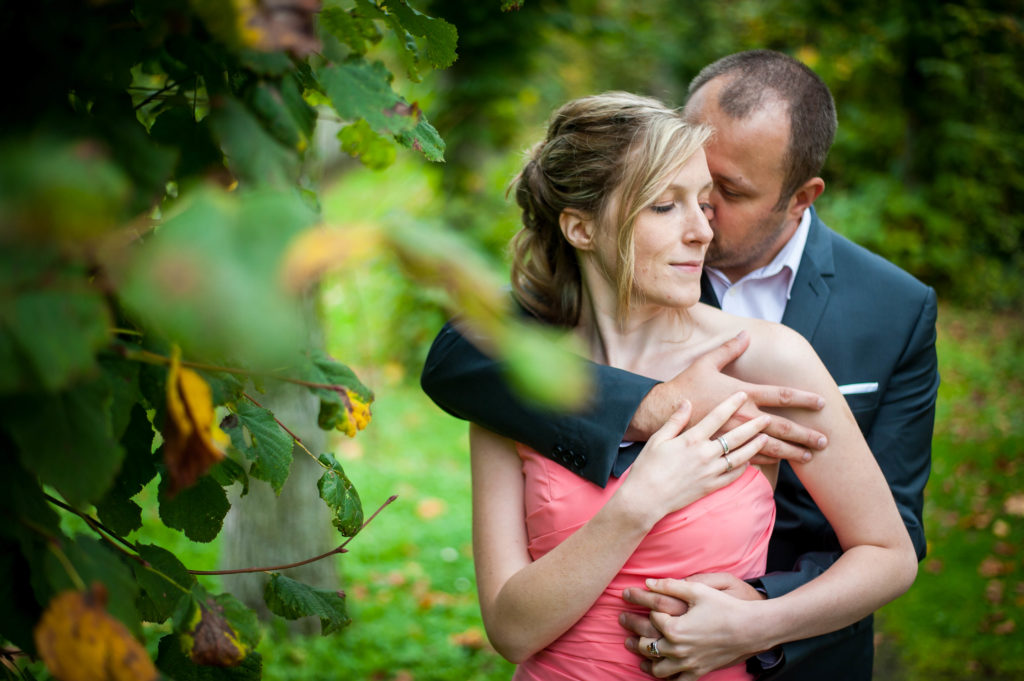 Portrait serré en couleur d'un couple qui s'embrasse