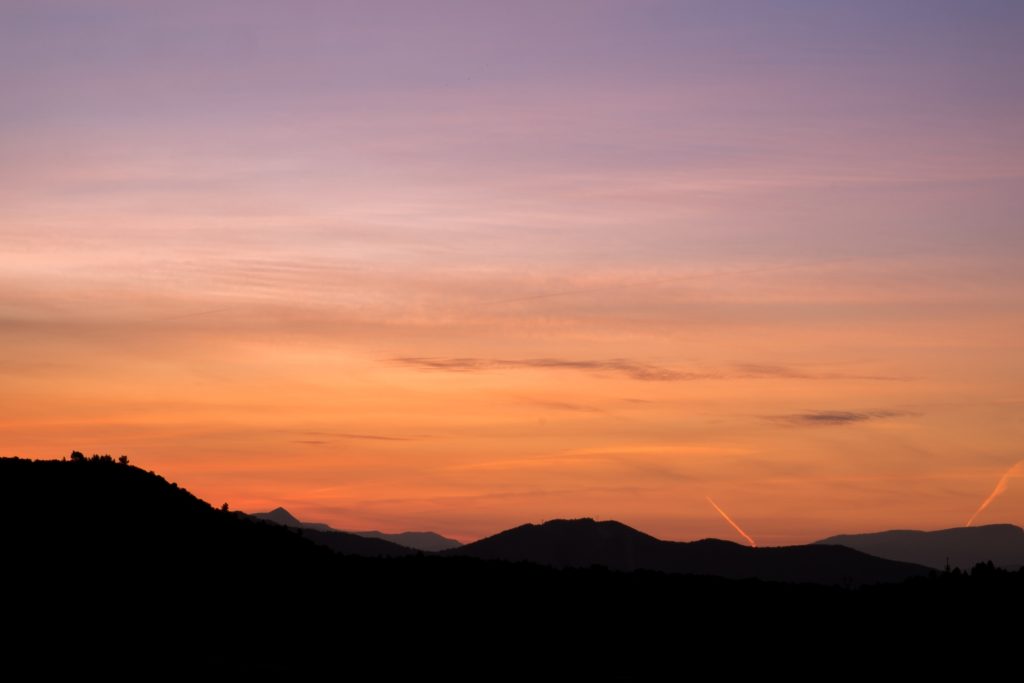 Lever du jour très chaleureux sur des montagnes en contre-jour