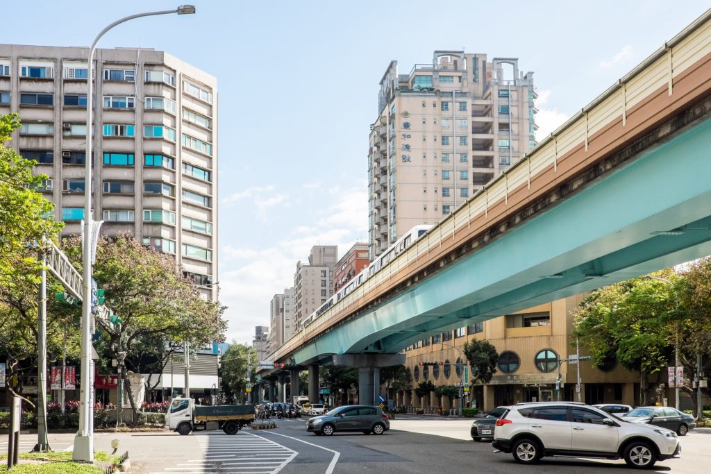 Photo couleur représentant le métro aérien de Taipei à Taïwan passant en plein centre ville