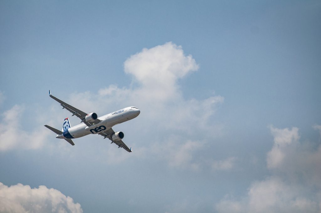 Un avion passant assez bas dans le ciel dans un show aérien