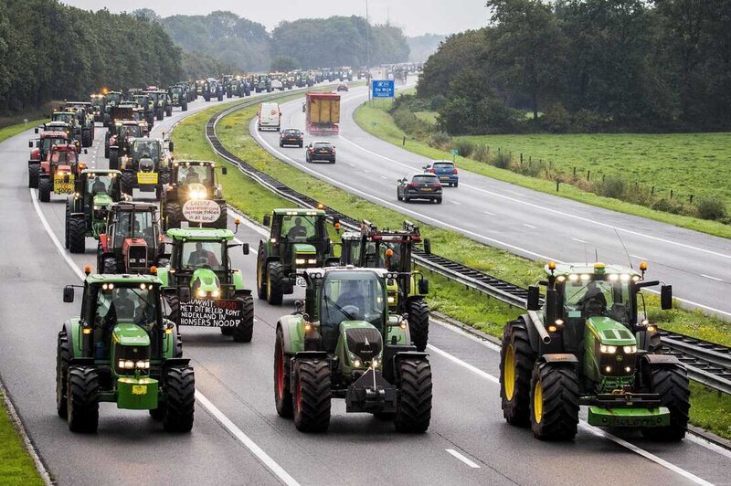 Photo couleur représentant des centaines de tracteurs roulant sur l'autoroute