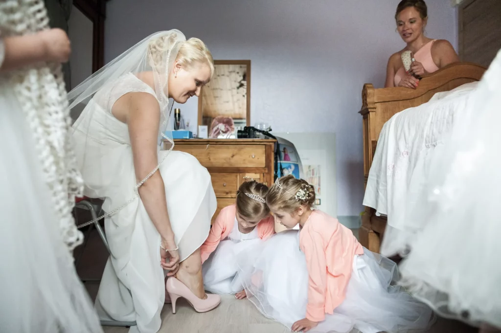 Photo de la mariée lors de ses préparatifs entourée des ses demoiselles d'honneur et de sa témoin