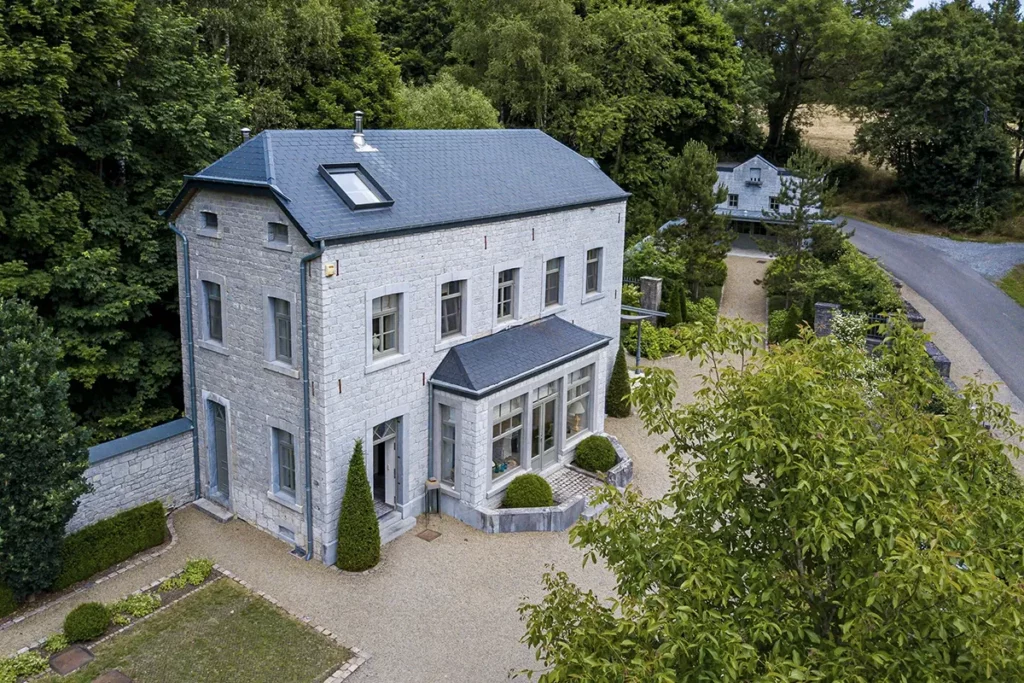 Photo immobilière aérienne d'une maison prise au drone