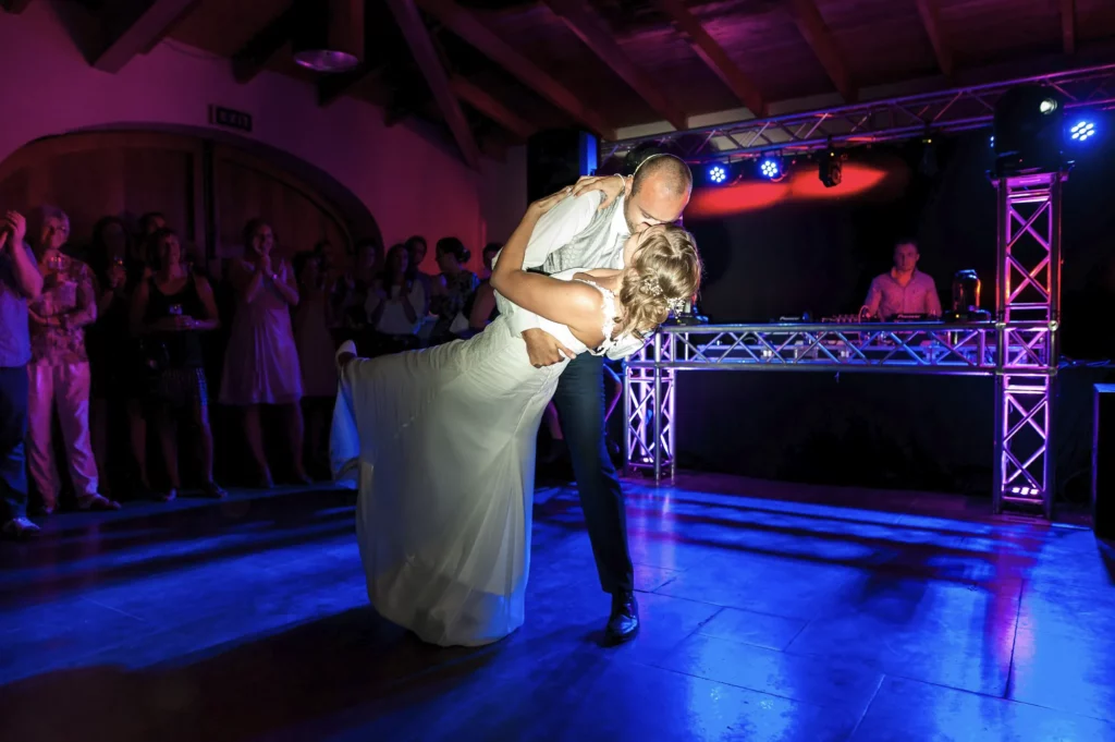 Photo de mariés pris en soirée lors de la première danse.